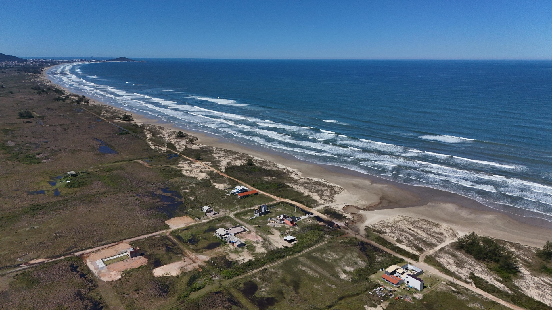 Vista aérea da praia e dos terrenos em Laguna - SC