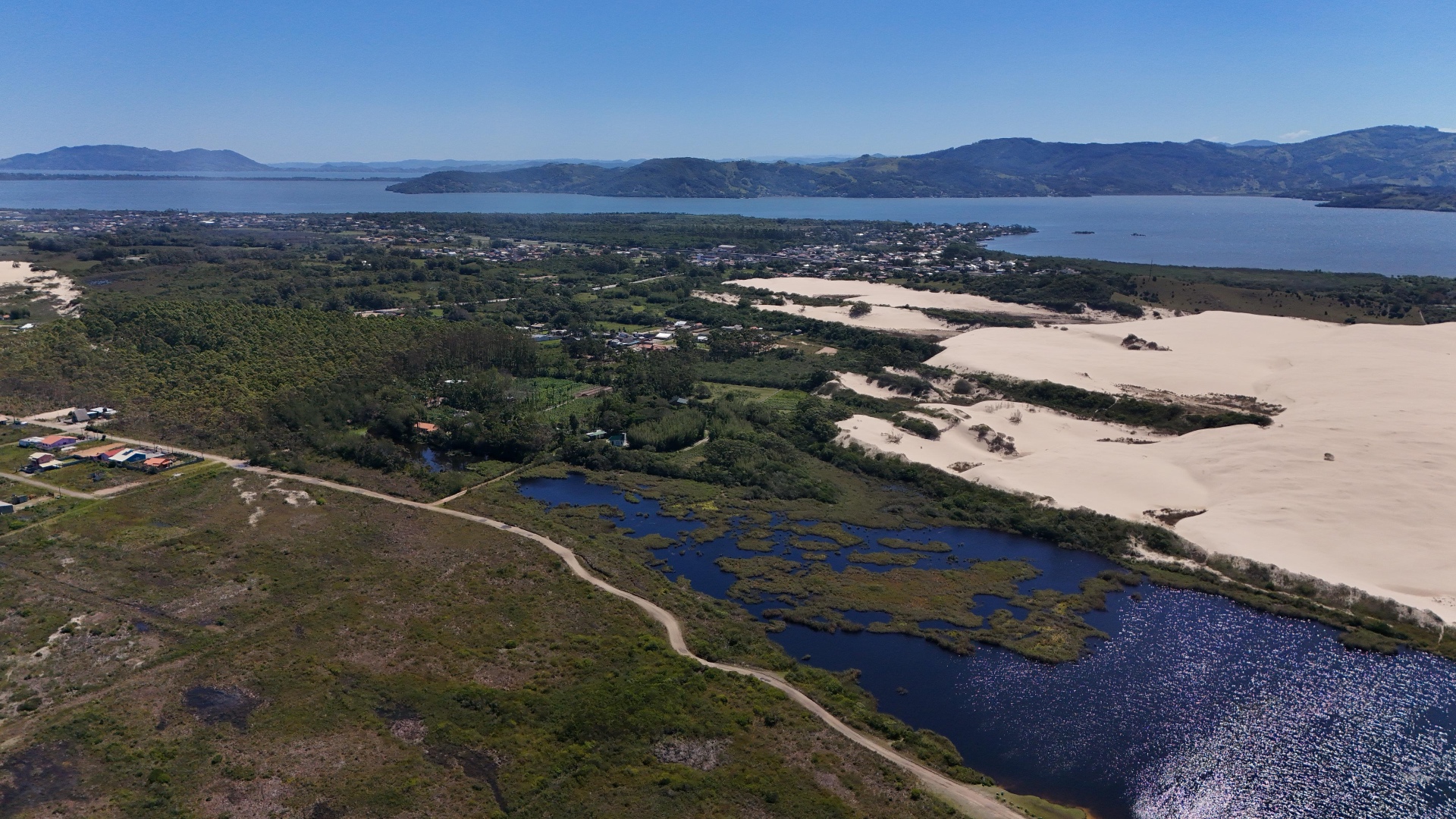 Vista aérea da lagoa e dunas em Laguna - SC