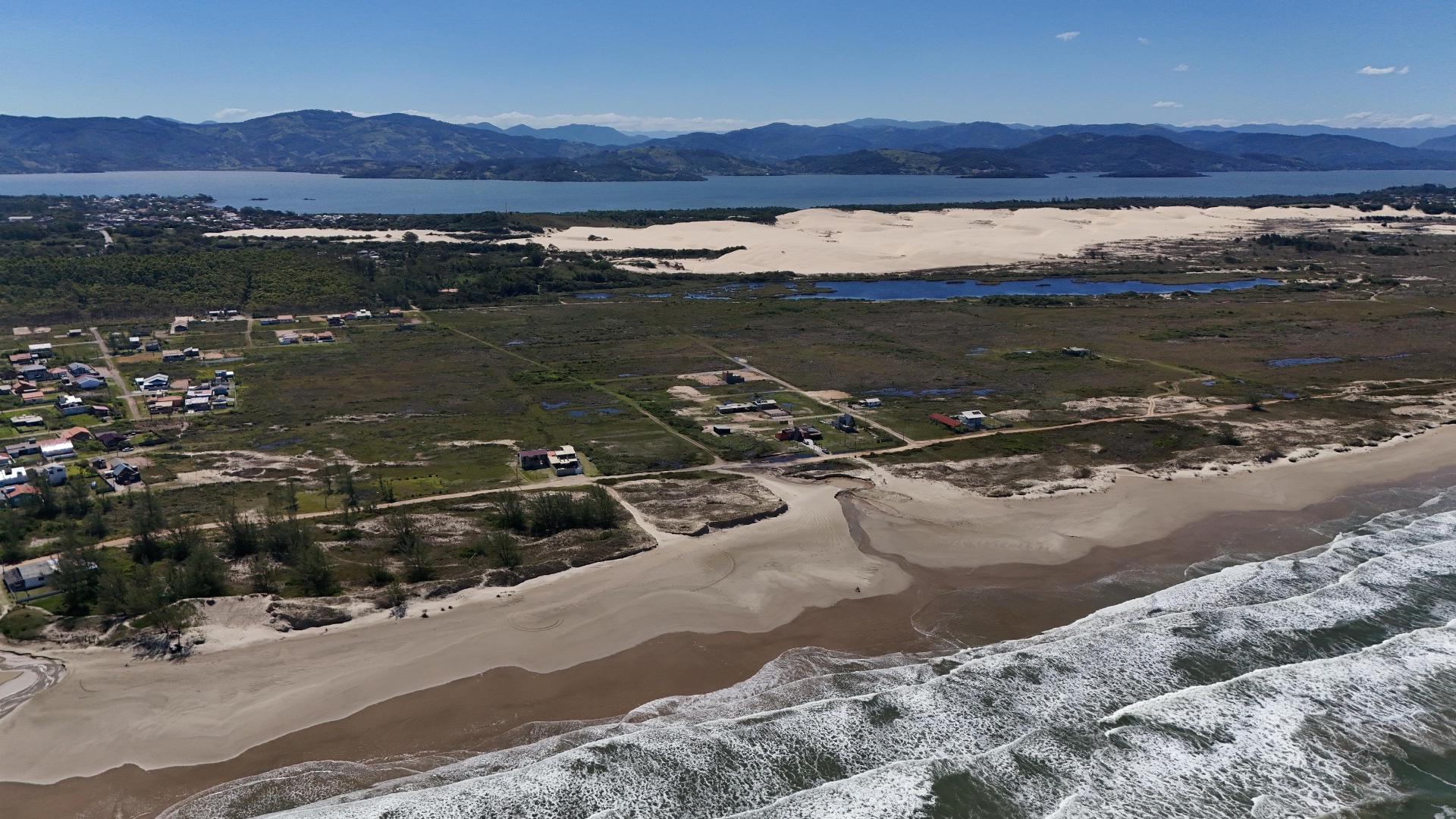 Vista aérea dos terrenos e do litoral de Laguna - SC